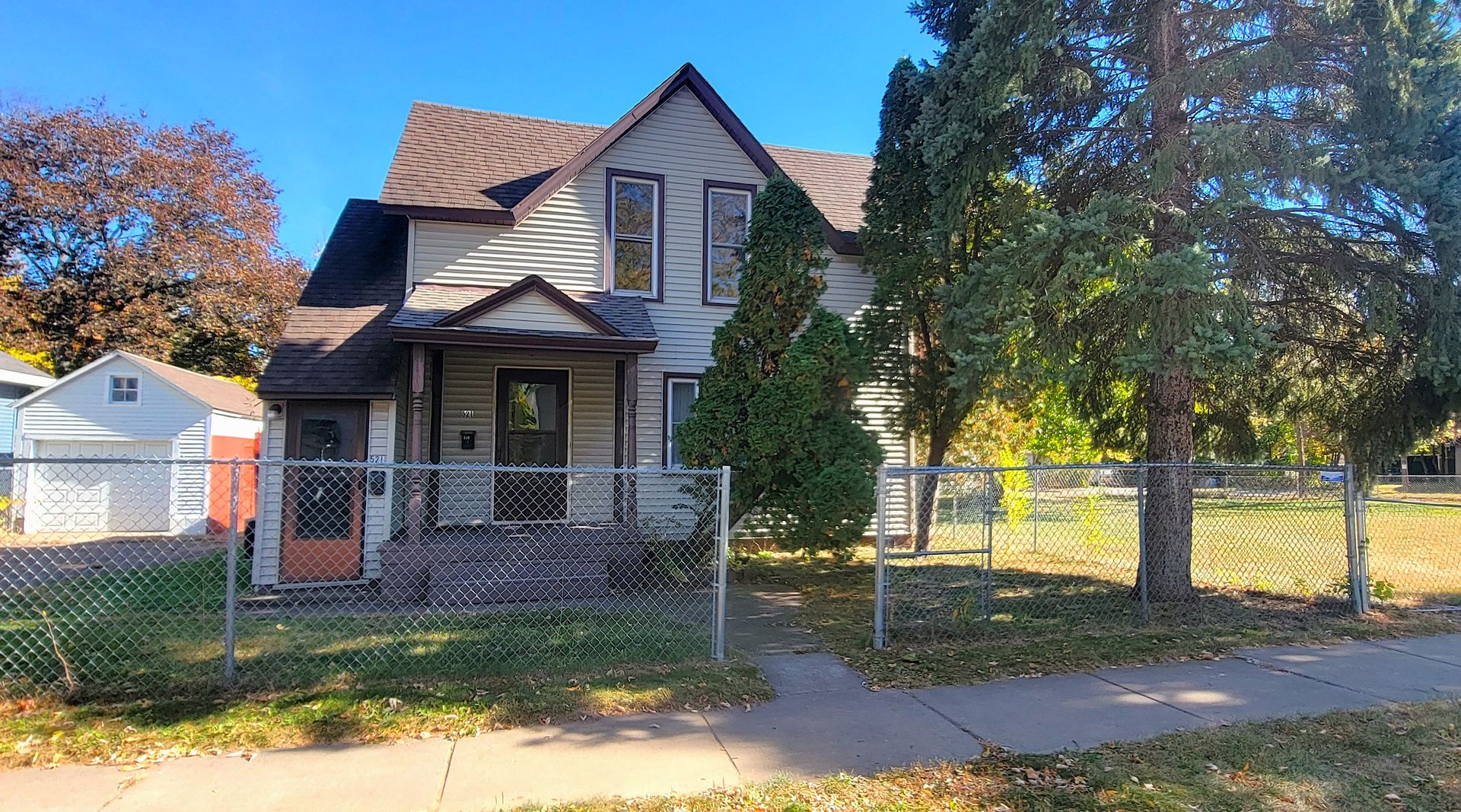 Eau Claire Apartment: 521 Franklin St.