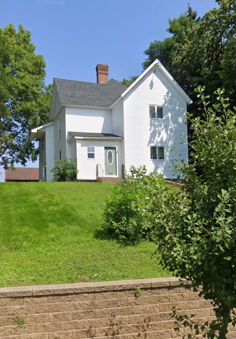 Eau Claire Apartment: 608 1/2 Galloway Street