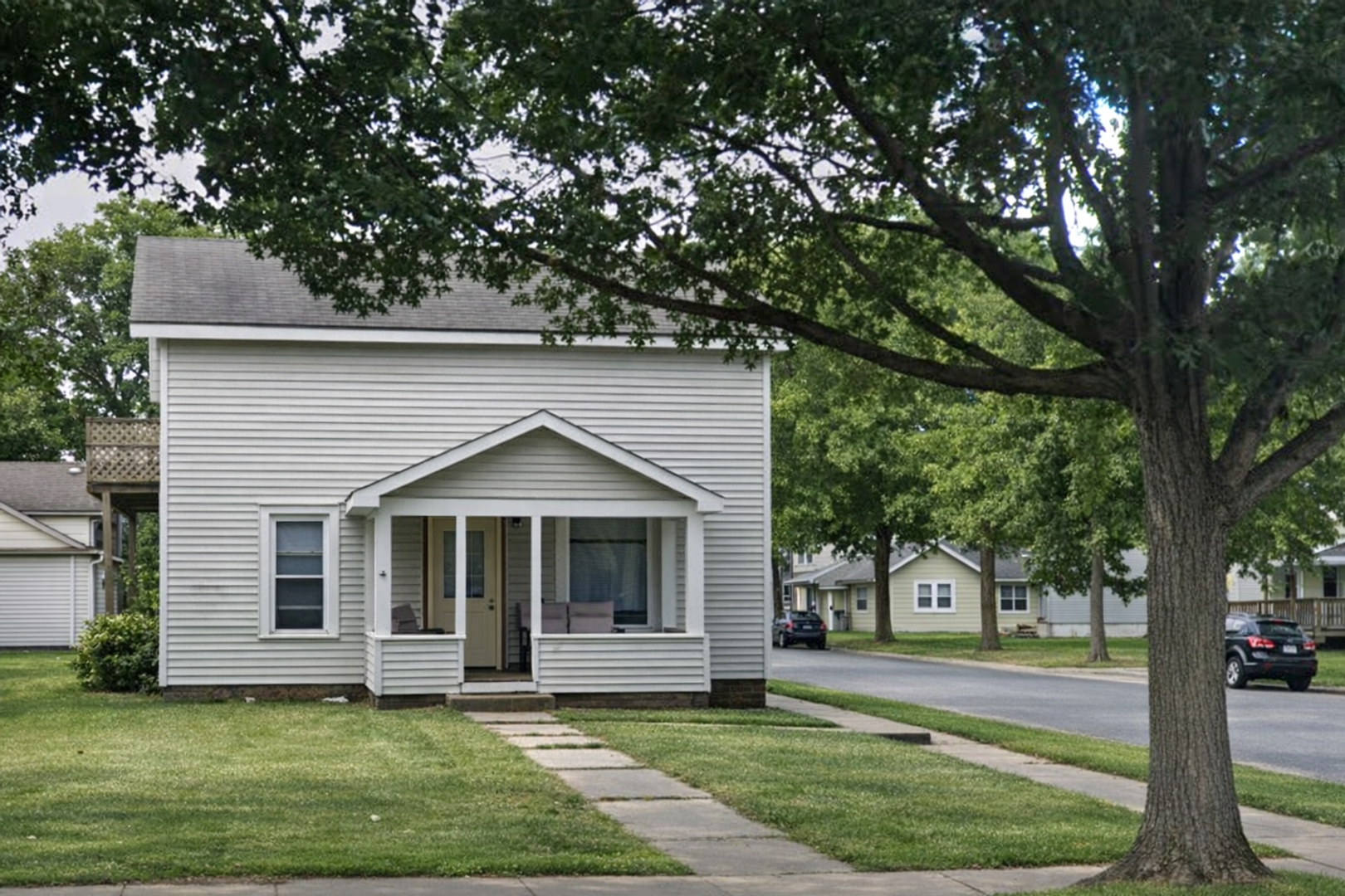 Eau Claire Apartment: 324-324 1/2 5th Avenue