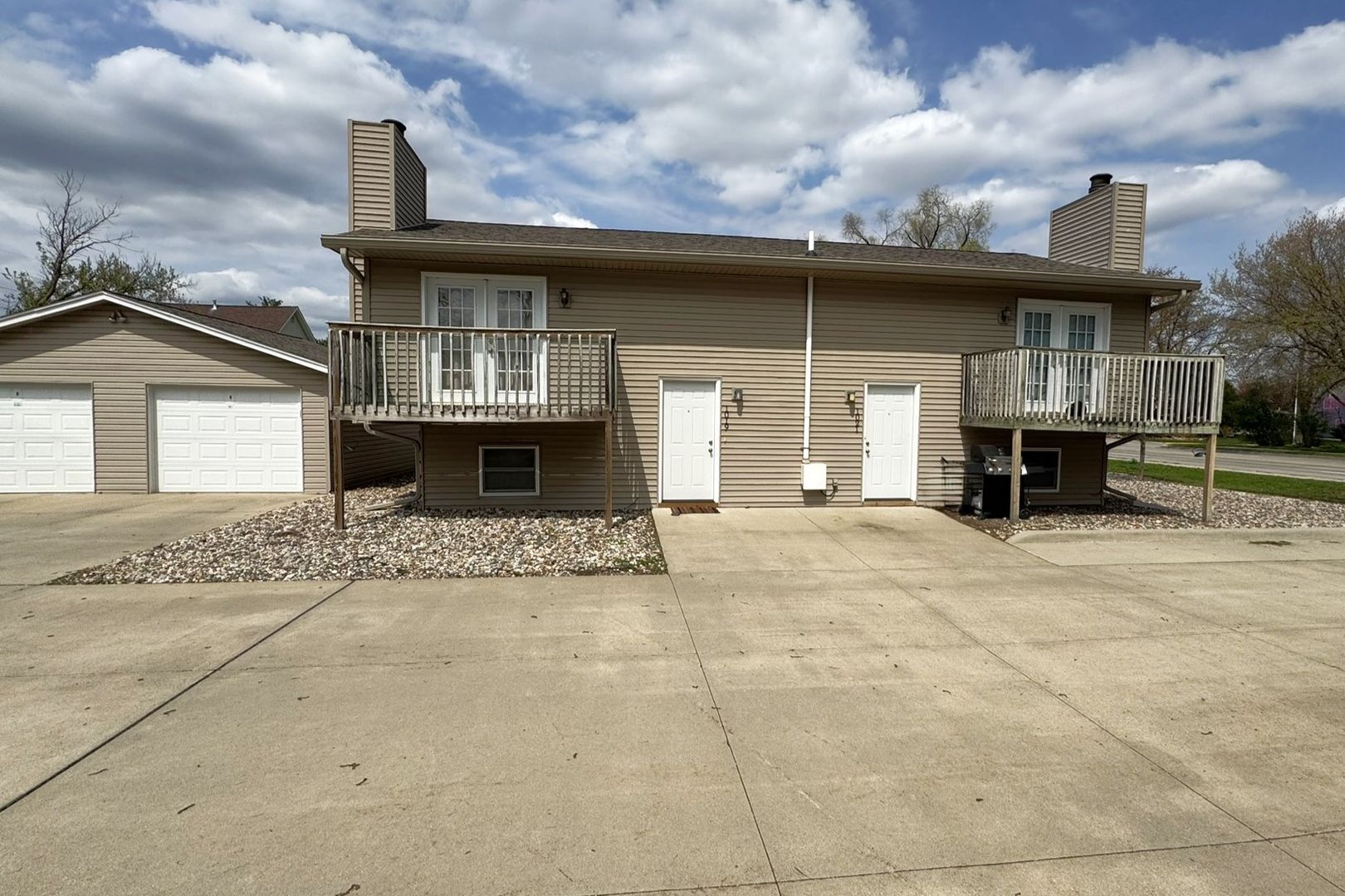 Ames Apartment: 1009 North Dakota Ave