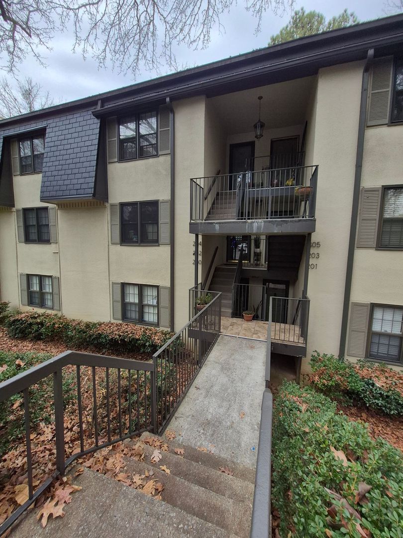 Atlanta House: 204 Triumph Dr. NW