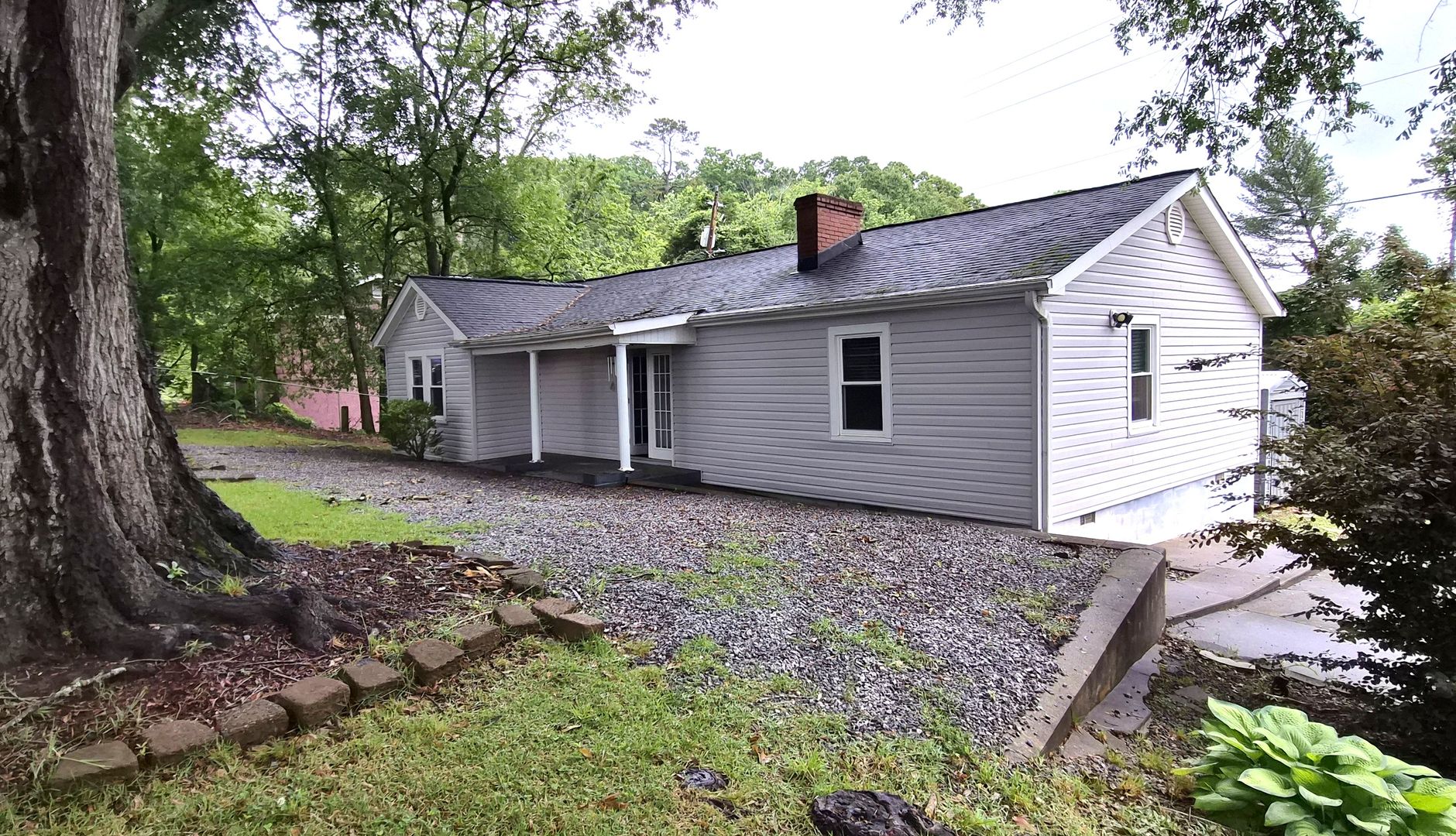 Easley House: 332 N Fishtrap Road