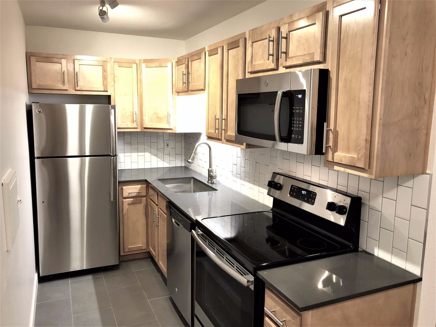 Beautifully REMODELED 2 BD/1 BA near 29th St Mall. Cats OK! (2939-202)