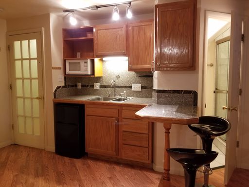 Month-to-Month PRIVATE ROOM w/ PRIVATE BATH in shared apt! (660-102b) – photo 1