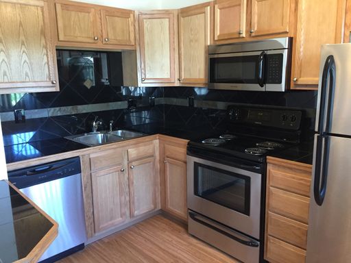 Cat-friendly, PRIVATE ROOM in 2 BD apt in DOWNTOWN location (2200-13b)