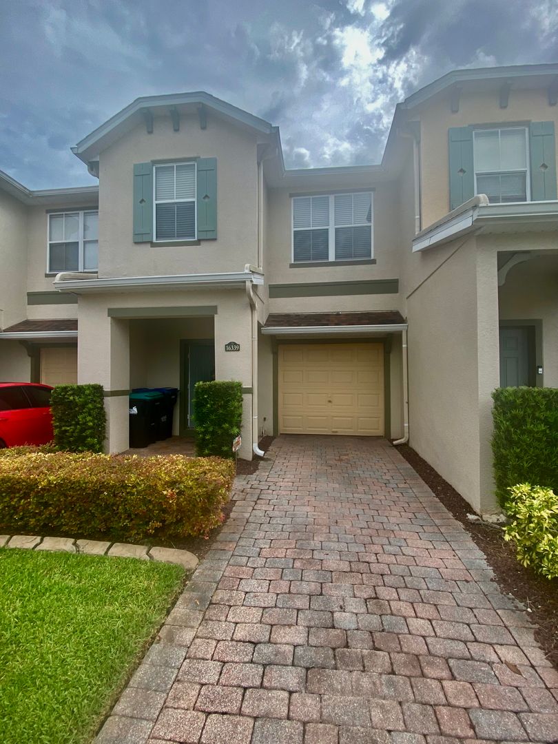 Orlando House: 16339 Old Ash Loop