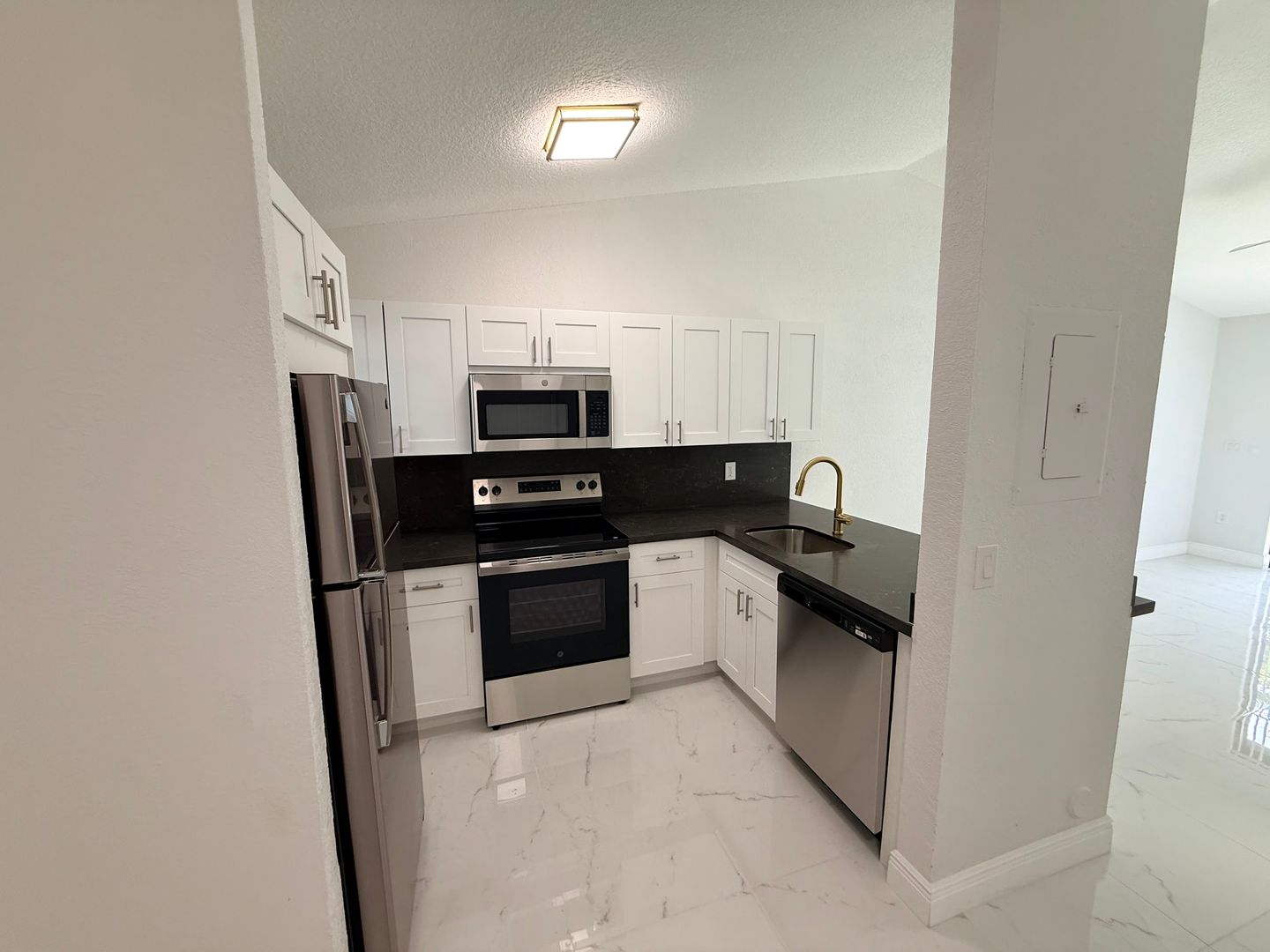 Hollywood Apartment: 1300 Wiley Street