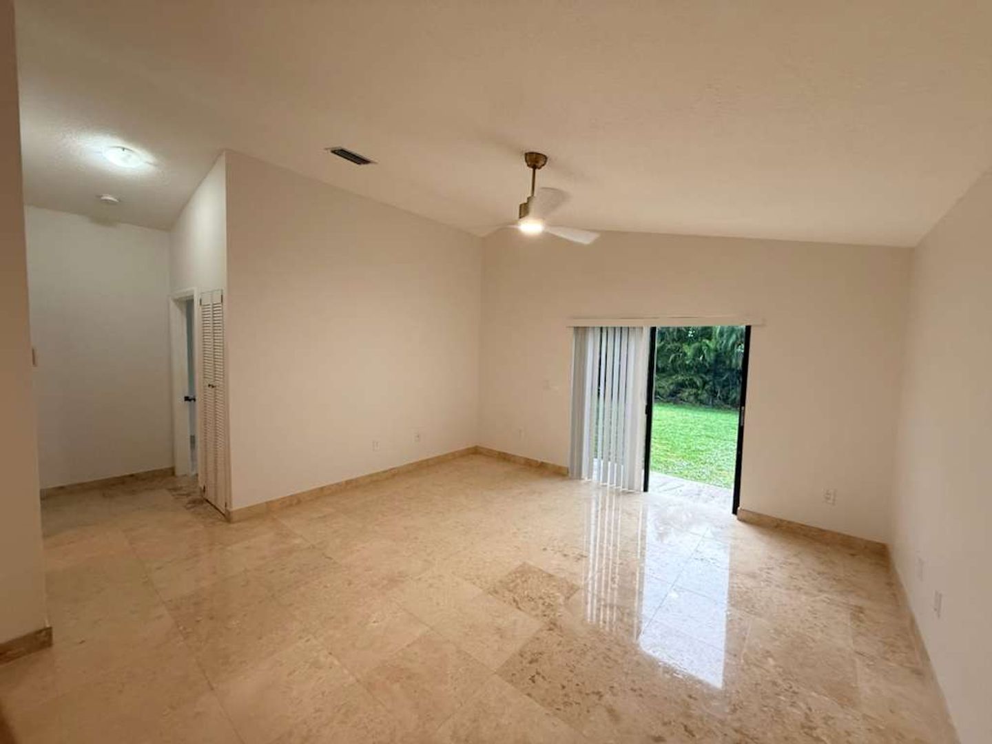 Hollywood Apartment: 1300 Wiley Street