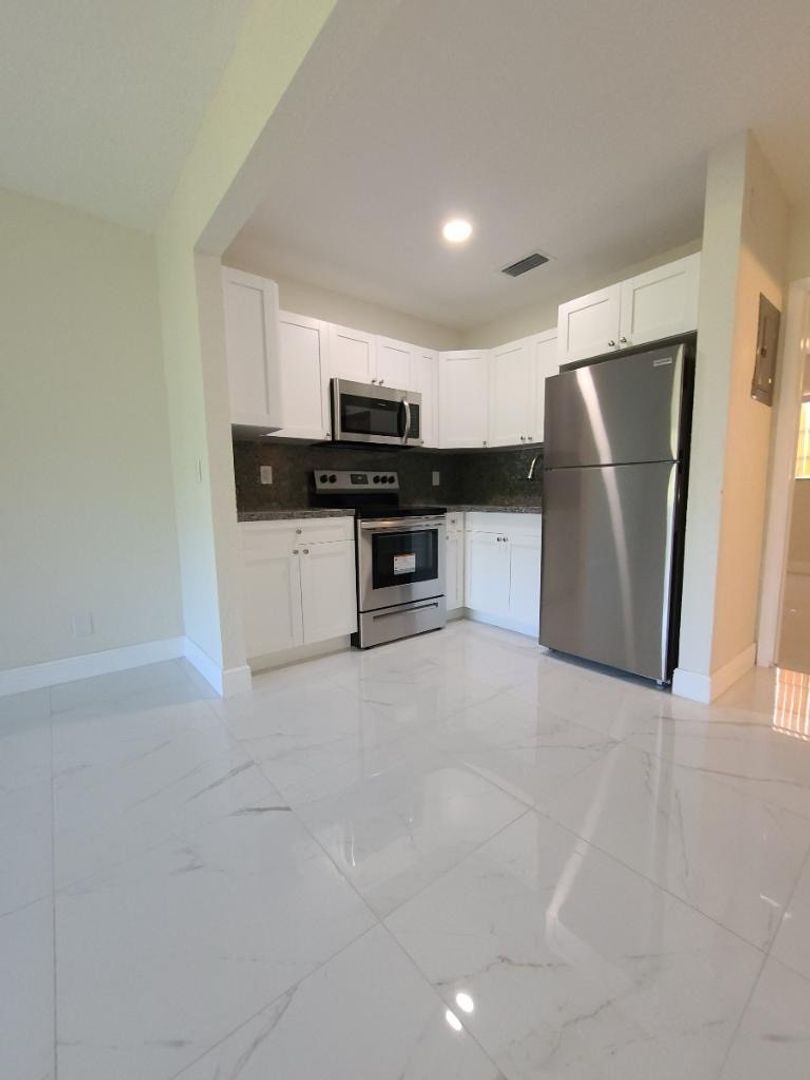 Hollywood Apartment: 1515 S 14th ave