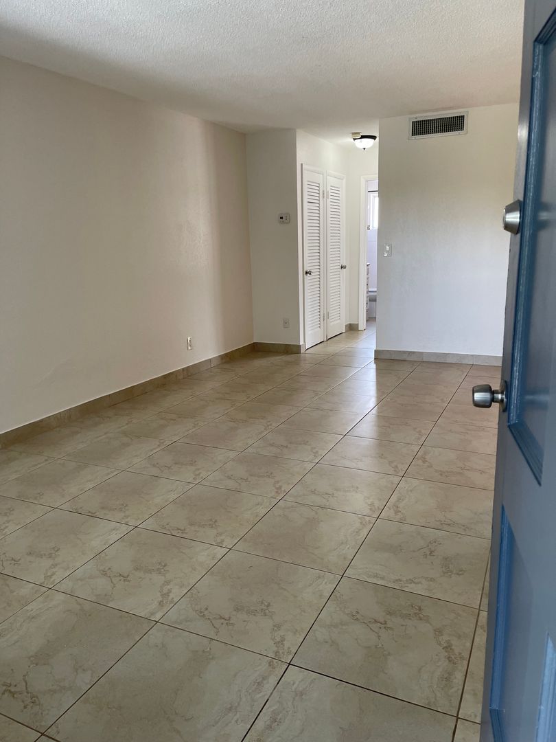 Hollywood Apartment: 1328 Wiley Street