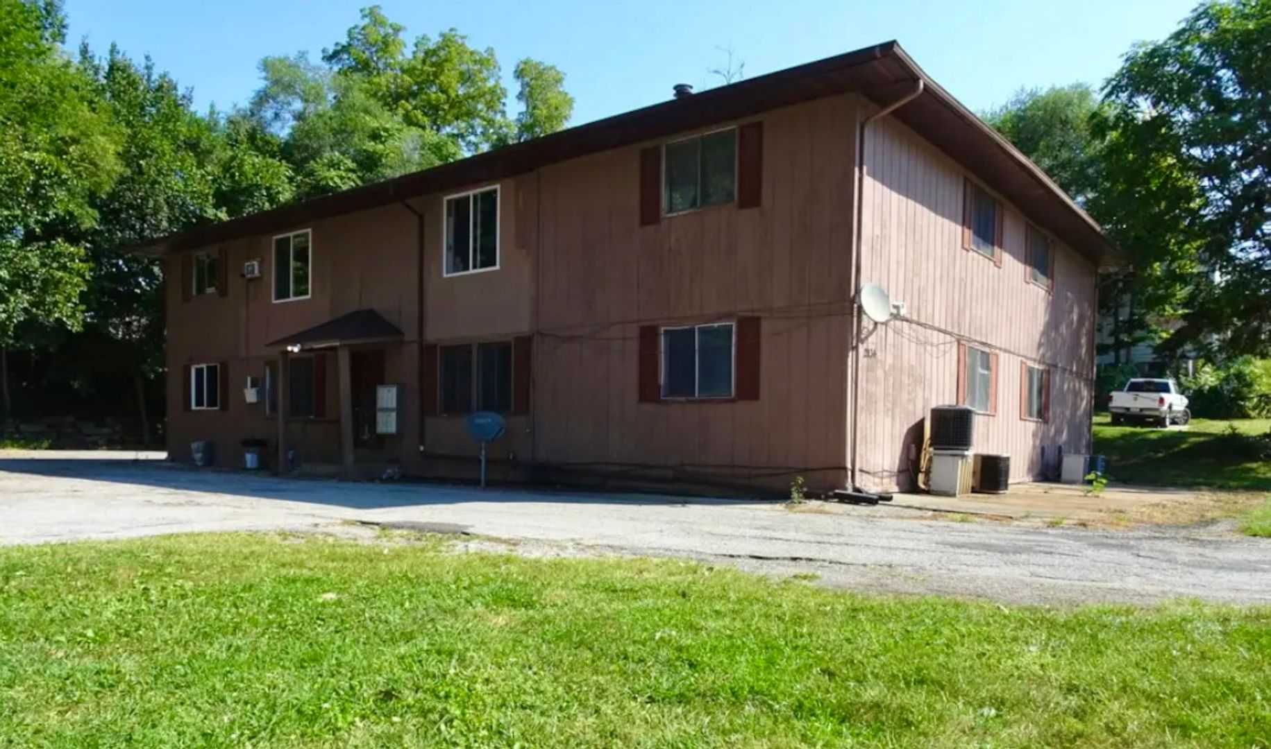 Davenport Apartment: 2134 E Locust St