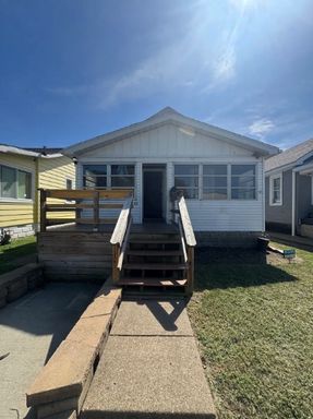 Freshly Painted 2-Bedroom Home with Hardwood Floors – photo 1