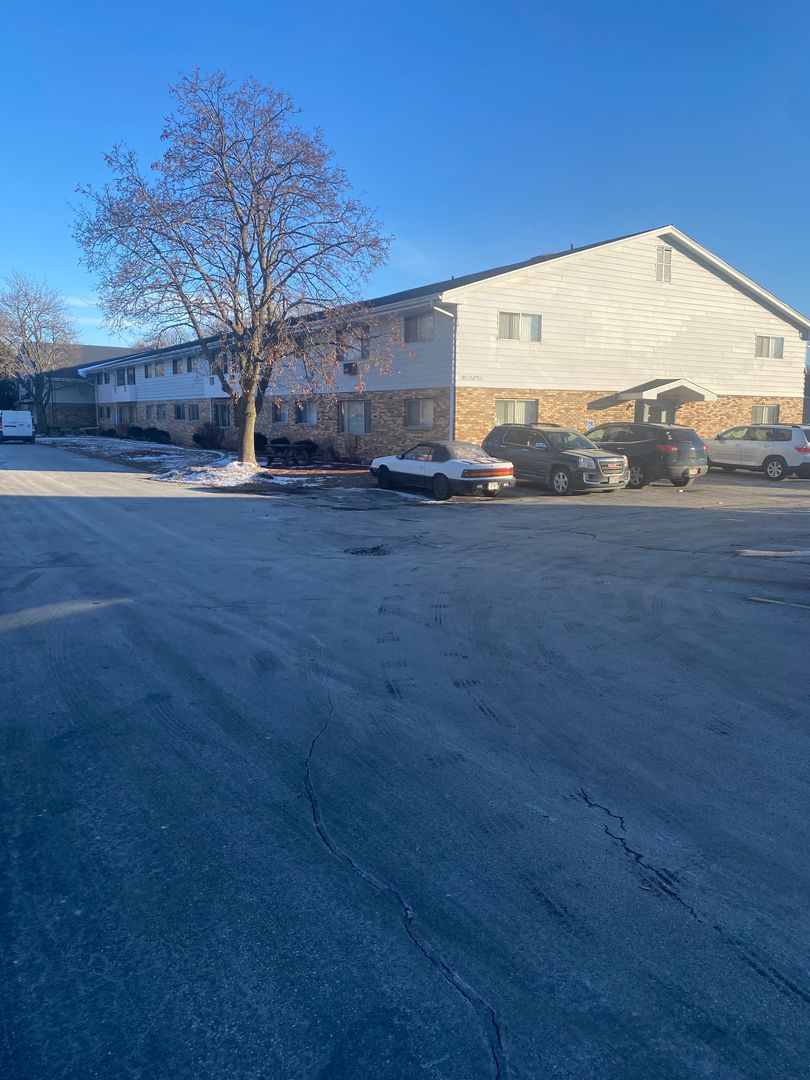 Green Bay Apartment: 127 S Platten St