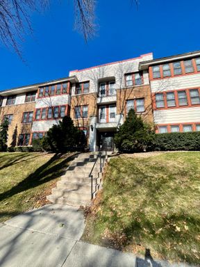 Spacious 1 BR w/ Hardwood Floors - Heat and Internet Included! – photo 1