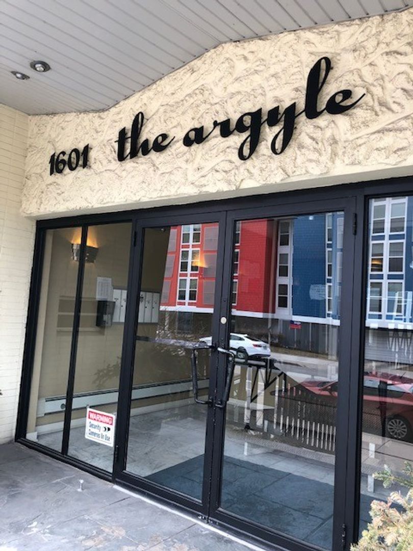 Milwaukee Apartment: 1601 N Farwell Ave