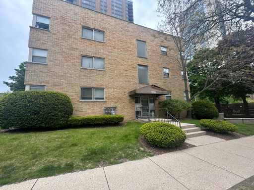 Spacious, Bright 1 BR Downtown Near the Lake! HALF OFF FIRST MONTH RENT!! – photo 1
