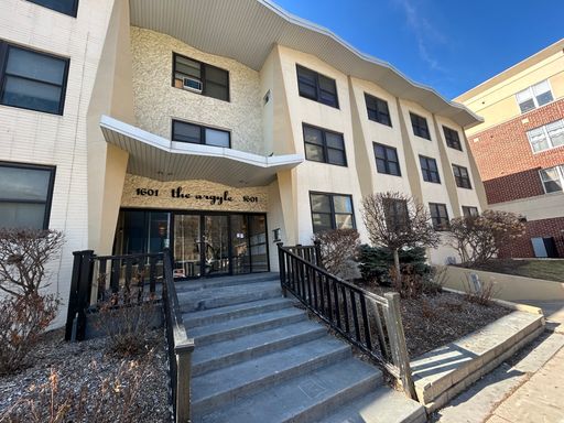 Beautiful Studio Apt Near Brady St! Heat & Cooking Gas Included! – photo 1