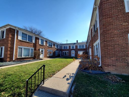 Wauwatosa 1BR w/ Hardwood Floors-Half of First Month Rent!