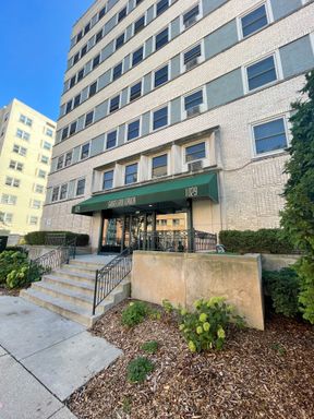 Beautiful 1BR Downtown w/Internet included!! ~ HALF OFF FIRST MONTH RENT!! – photo 1