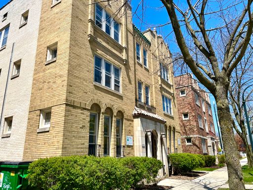 Spacious 1 BR w/ Updated kitchen! Heat Incl!