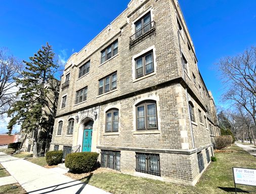 Beautiful 1BR in Great Shorewood Location - Heat & Internet Included!