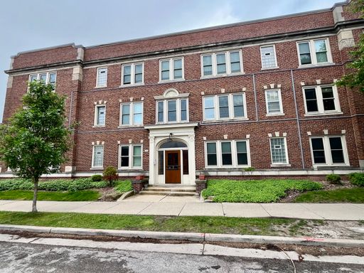 1/2 Off First Month! Charming 1 Bedroom Near UWM - w/ Heat & Cooking Gas Included! – photo 1