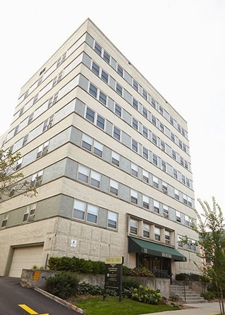 Milwaukee Apartment: 1029 E Knapp St