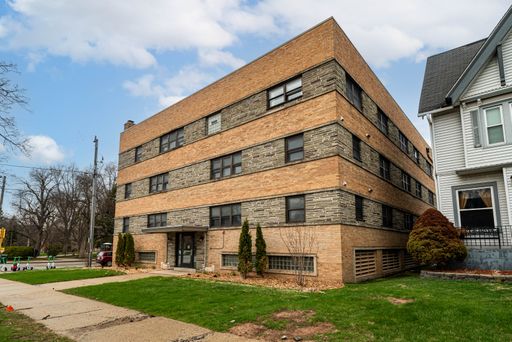 Spacious and Bright 1BR unit with Heat & Hot Water Included! – photo 1