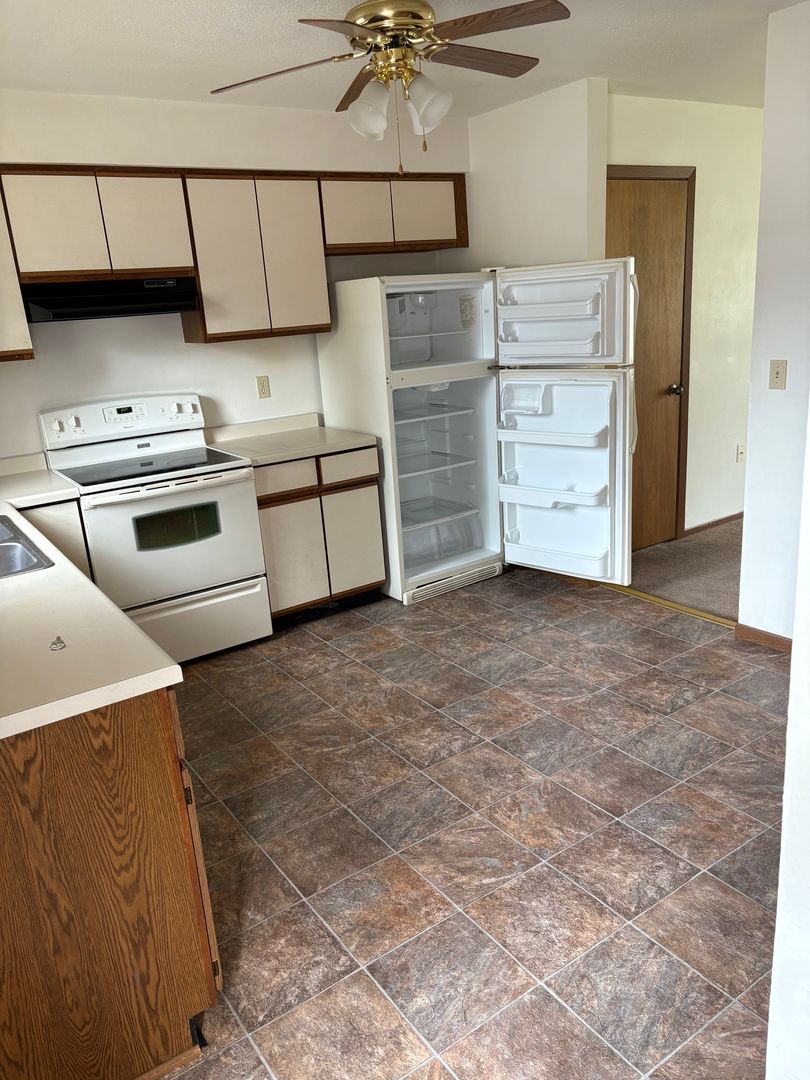 Merrill Apartment: 600 Hollywood Dr