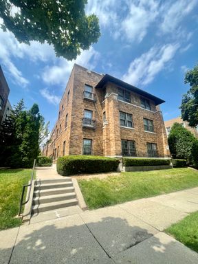 1BR Unit Near UWM! Hardwood Floors - HEAT AND COOKING GAS INCLUDED! – photo 1