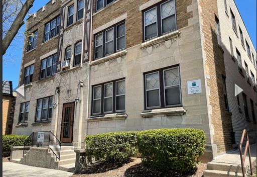 1/2 Off First Month! Spacious 1-bedroom unit in Shorewood w/ Heat Included!