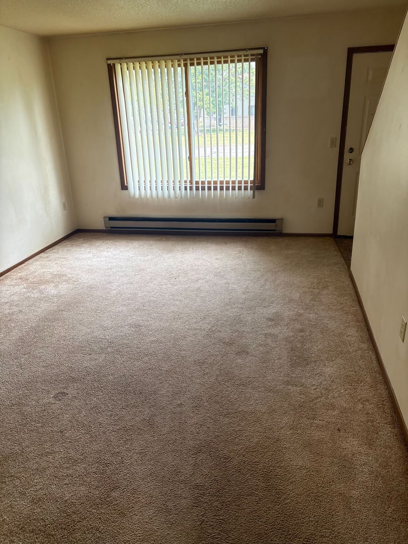 Merrill Apartment: 600 Hollywood Dr