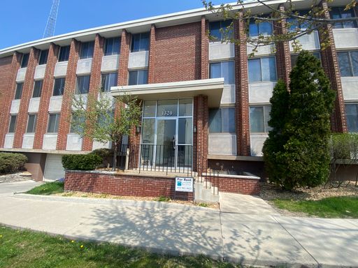 1/2 Off First Month! Updated 3BR Unit w/ Heat Included and Parking Options! – photo 1
