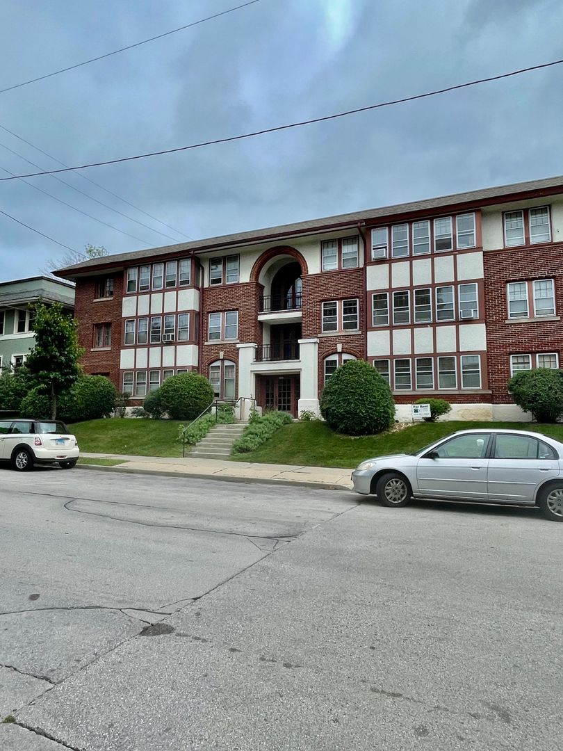 Milwaukee Apartment: 2011 E Park Place