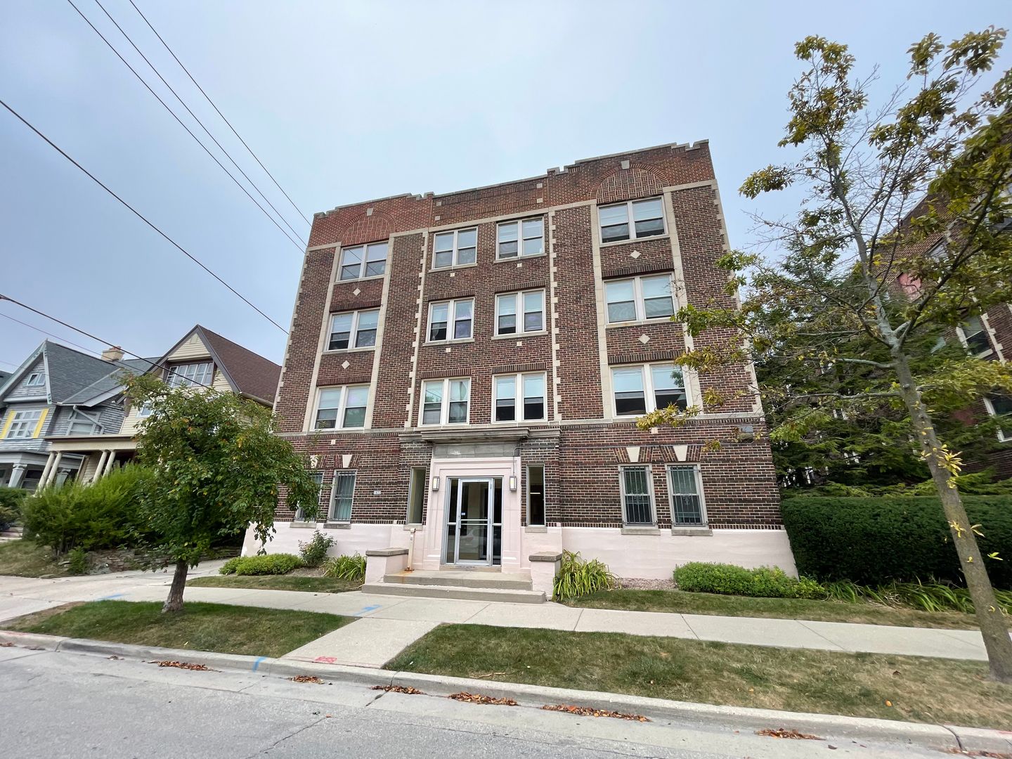 Milwaukee Apartment: 1622 E Irving Pl