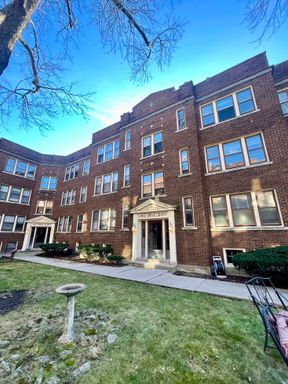 Charming 1BR + Office Space in Milwaukee – Hardwood Floors & Heat Included! – photo 1