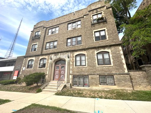 1/2 Off First Month! Adorable 1BD in the Heart of Shorewood!