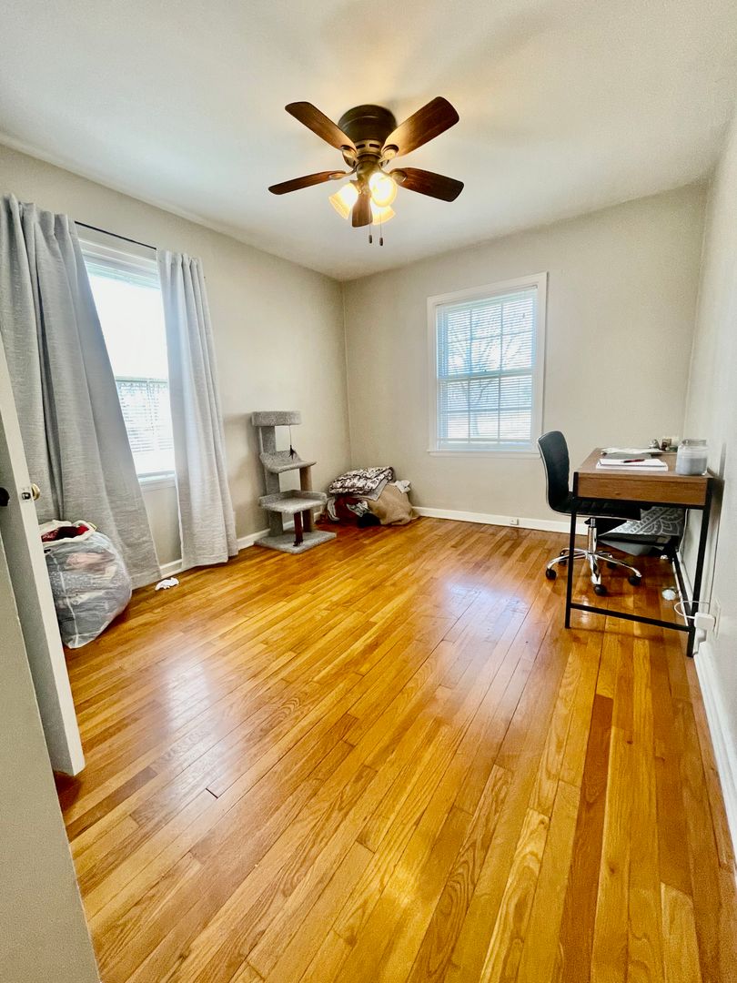 Shorewood Apartment: 4282 N Wilson Dr