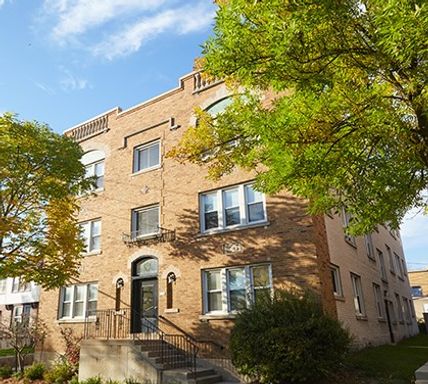 Cozy one bedroom apartment in Shorewood! Heat included! Half Off First Month's Rent!