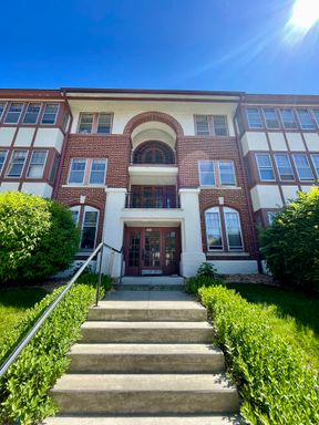 Expansive 1BR in Great East Side Location - Heat Included! – photo 1