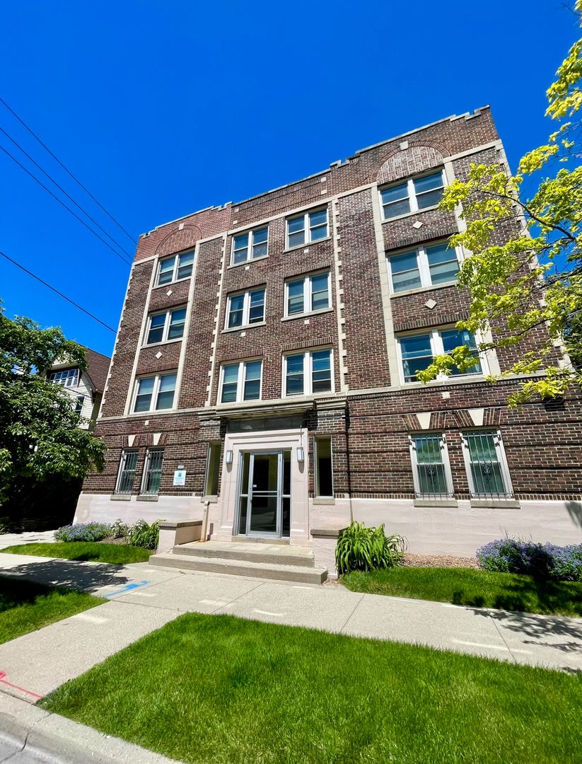Milwaukee Apartment: 1622 E Irving Pl