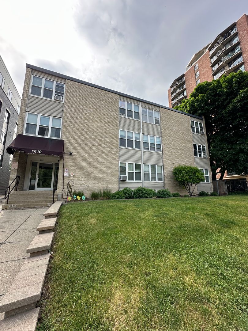 Milwaukee Apartment: 1819 N. Cambridge Ave.
