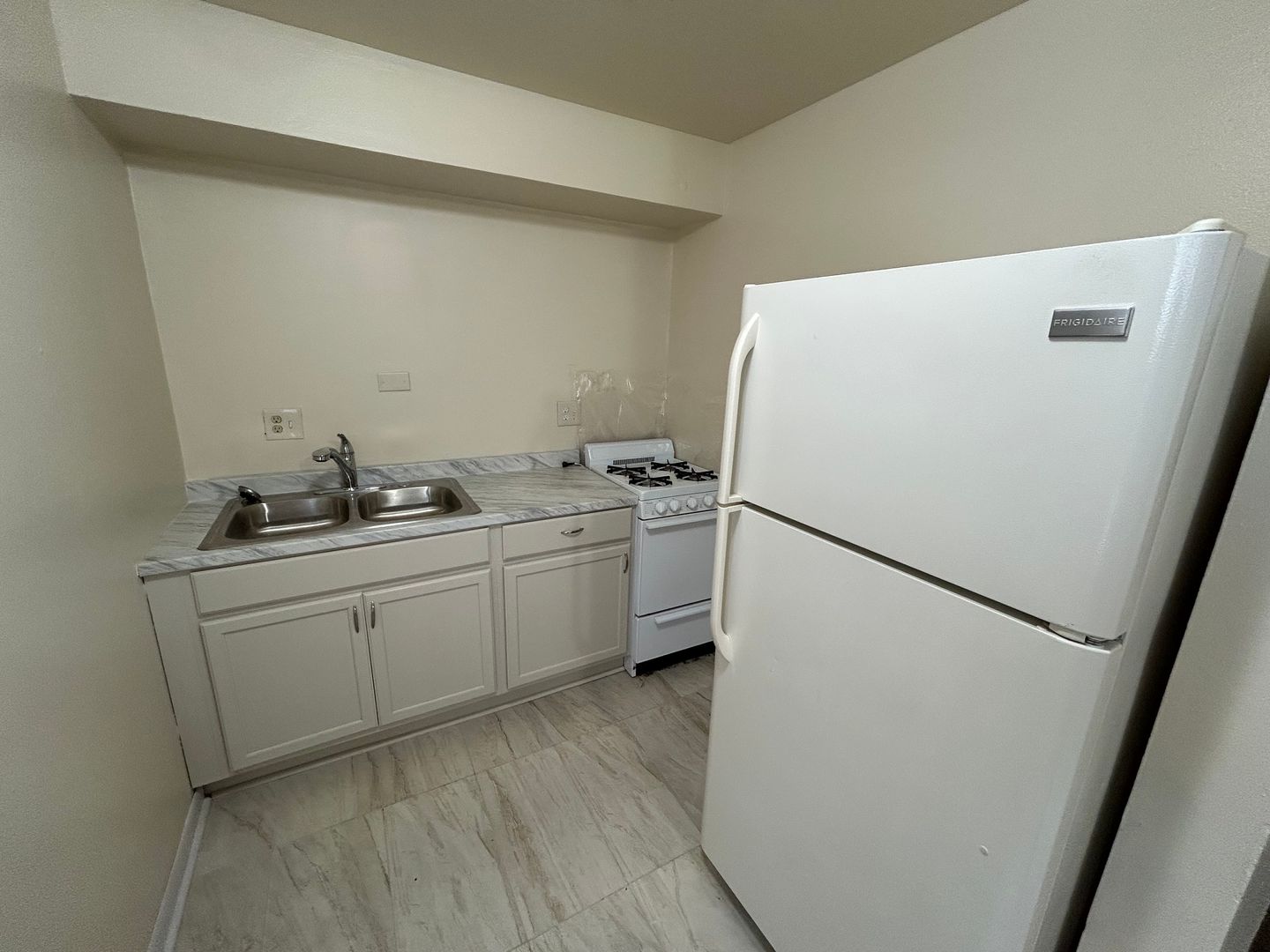 Milwaukee Apartment: 1422 S 7th St