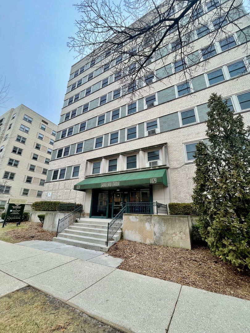 Milwaukee Apartment: 1029 E Knapp St