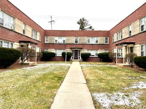 Spacious 2 BR- Wauwatosa! – photo 1