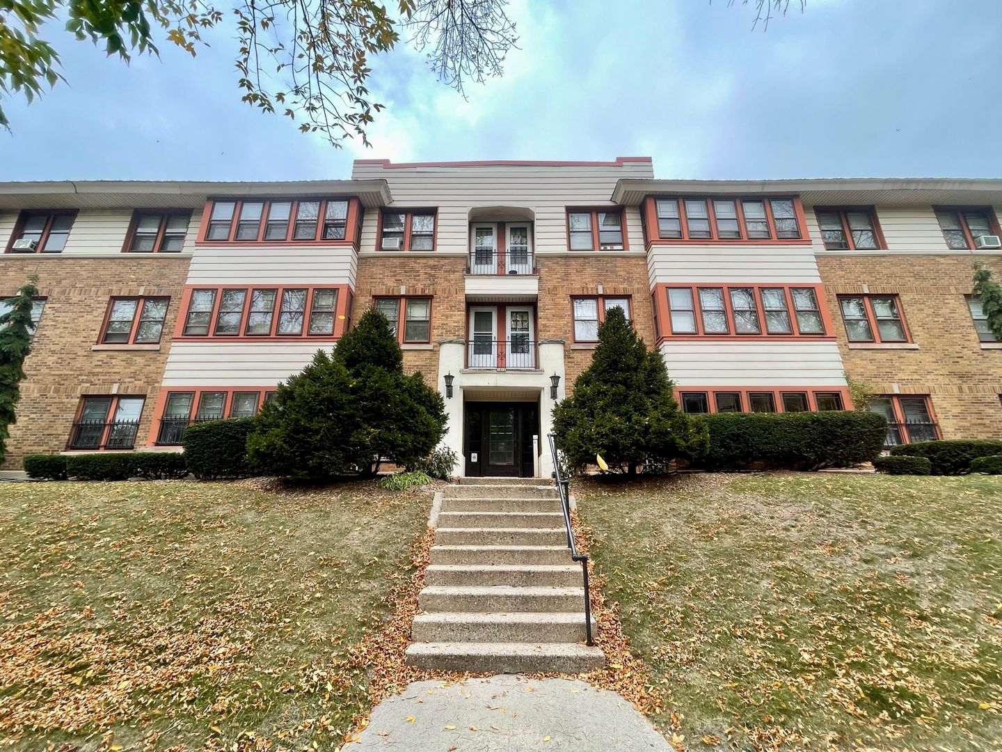 Milwaukee Apartment: 1812 E Belleview Pl