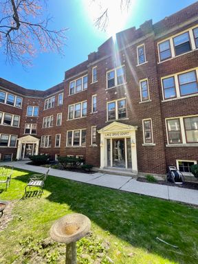 Huge 1BR in Great Residential East Side Location - Heat Incl! – photo 1