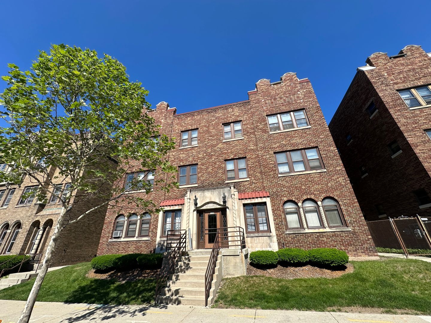 Shorewood Apartment: 4468 N Oakland Ave