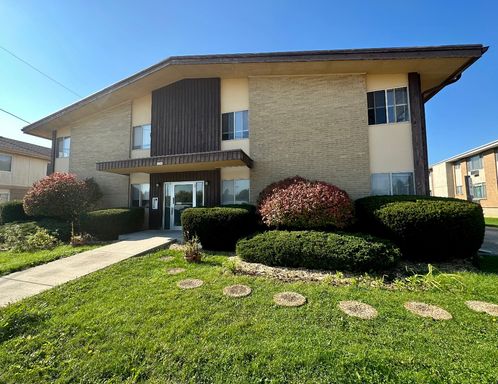 Spacious 2 Bedroom in South Milwaukee - Heat Included! HALF OFF FIRST MONTH RENT!! – photo 1