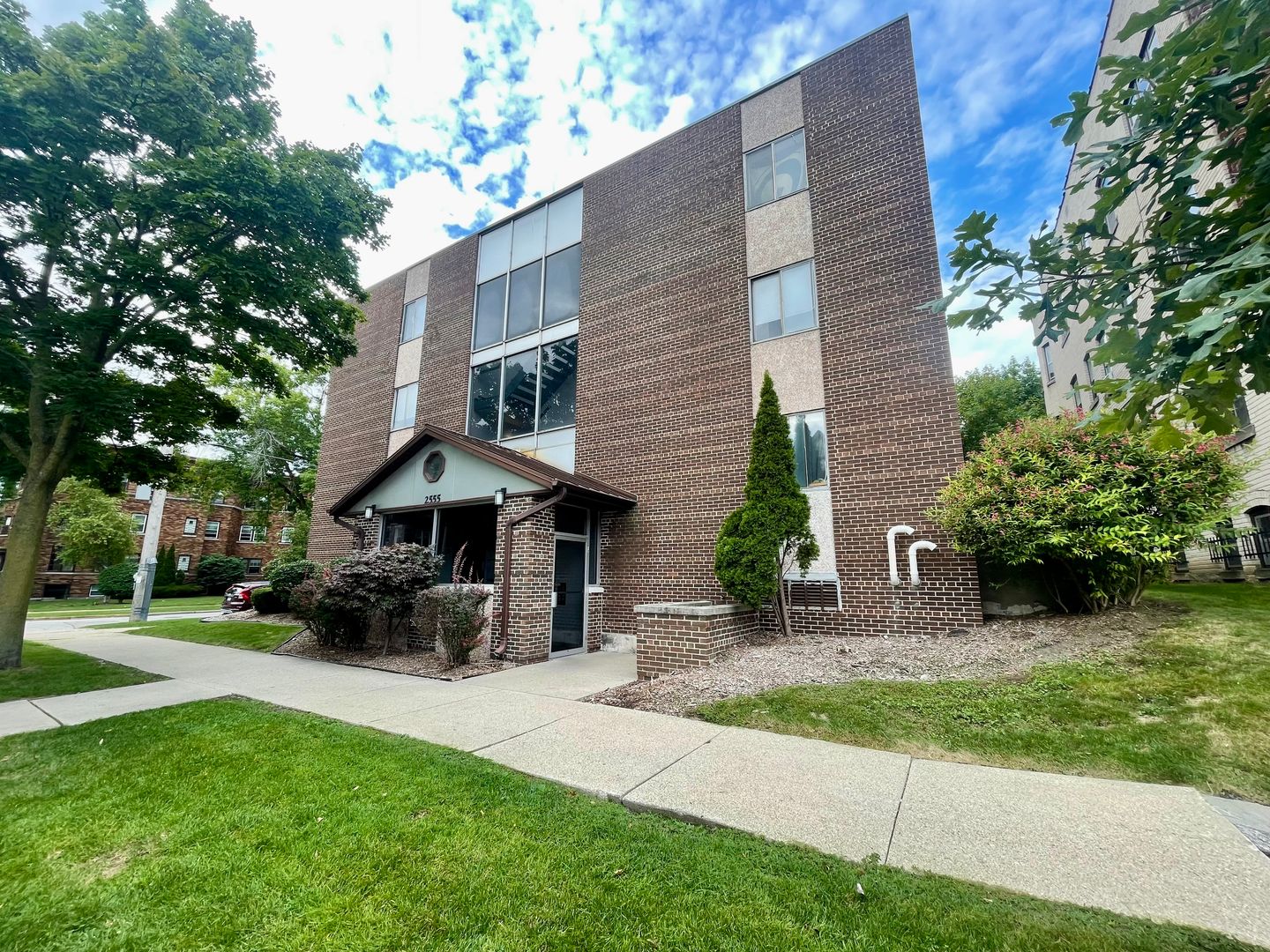 Milwaukee Apartment: 2555 N Farwell Ave